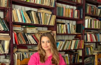 Hacettepe Üniversitesi Sanat Tarihi Bölümü ve Bilgi Belge Yönetimi bölümü mezunu Habibe Bektaşoğlu, Anadolu Üniversitesi'nde sanat tarihi ve kültür alanında çalışmalar yapmıştır. Sanat tarihi alanında çalışan, Osmanlı ve Türk resim sanatı gibi konularda söyleşi, eğitim ve araştırmalar yapan Habibe Bektaşoğlu'nun "Resimli Osmanlı Fal Kitabı & Hurşidname" isimli kitabı bulunuyor.