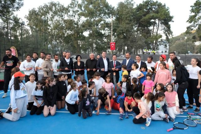 Çocuklara ücretsiz tenis kursu